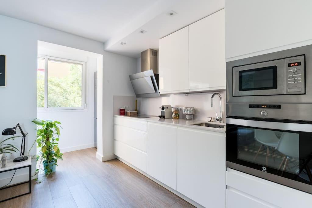 Apartamento Moderno En Triana 2 Dormitorios Y Aire Acondicionado Севиля Екстериор снимка