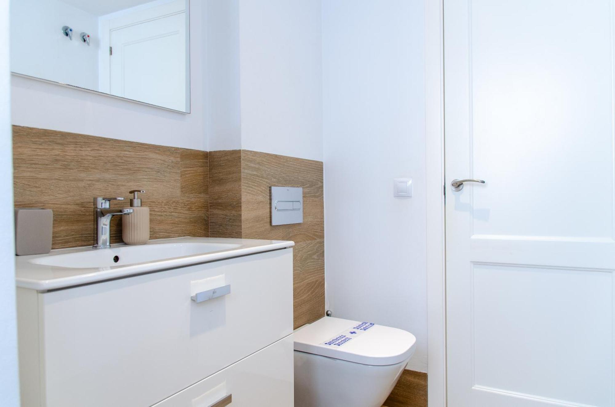 Apartamento Moderno En Triana 2 Dormitorios Y Aire Acondicionado Севиля Екстериор снимка