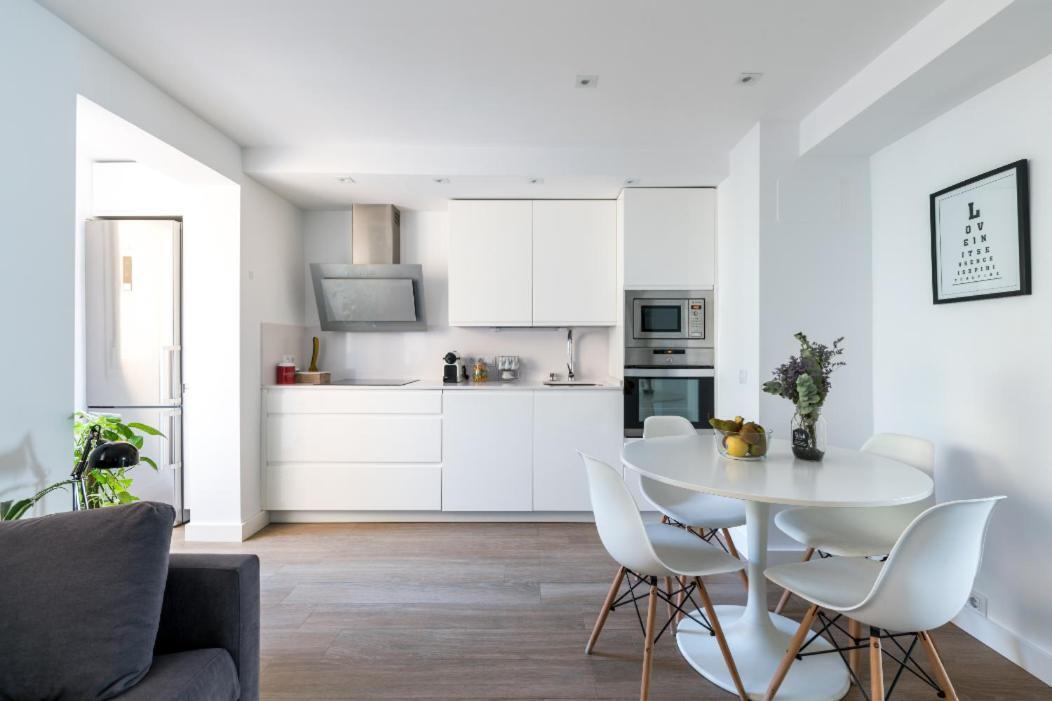 Apartamento Moderno En Triana 2 Dormitorios Y Aire Acondicionado Севиля Екстериор снимка